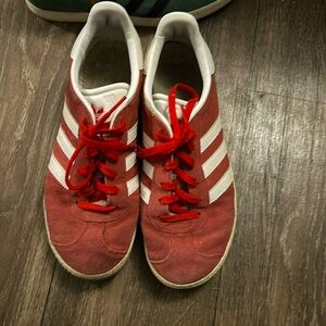 red adidas gazelles shoes men’s 6 women’s 7.5